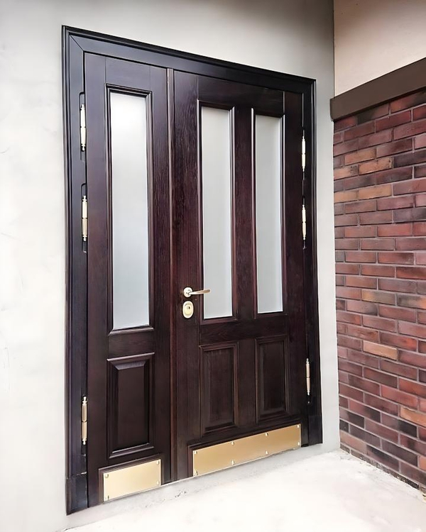 Дверь со стеклами и отбойниками Дверь со стеклами и отбойниками