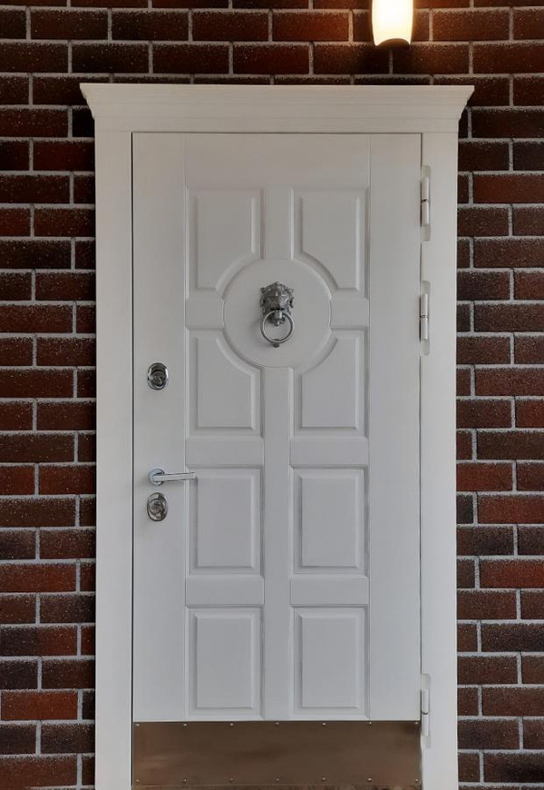 Белая дверь с отбойником и кнокером Белая дверь с отбойником и кнокером