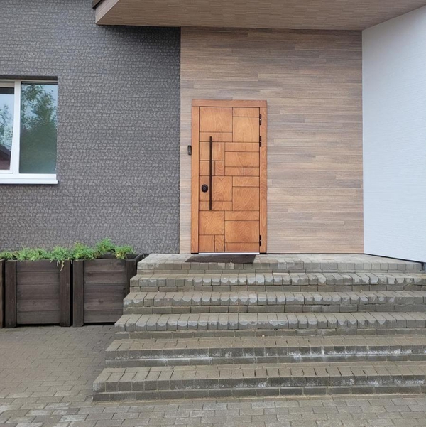 Уличная дверь с черной ручкой Уличная дверь с черной ручкой