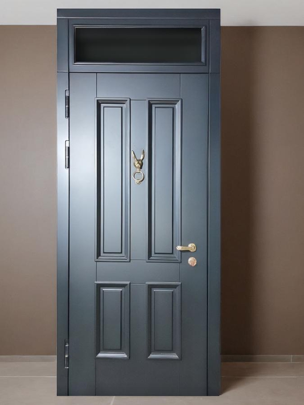 С фрамугой и кнокером С фрамугой и кнокером