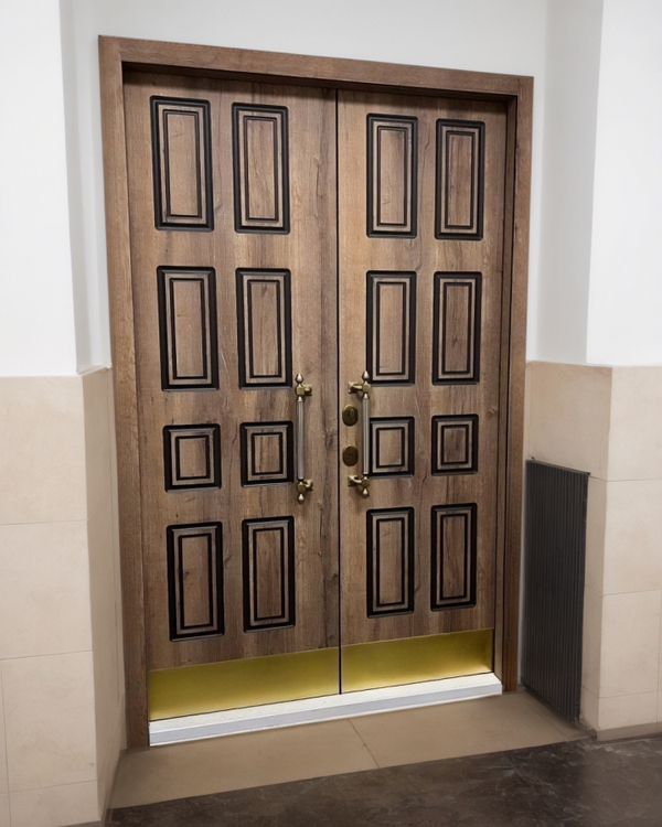 Двустворчатая дверь с отбойниками Двустворчатая дверь с отбойниками