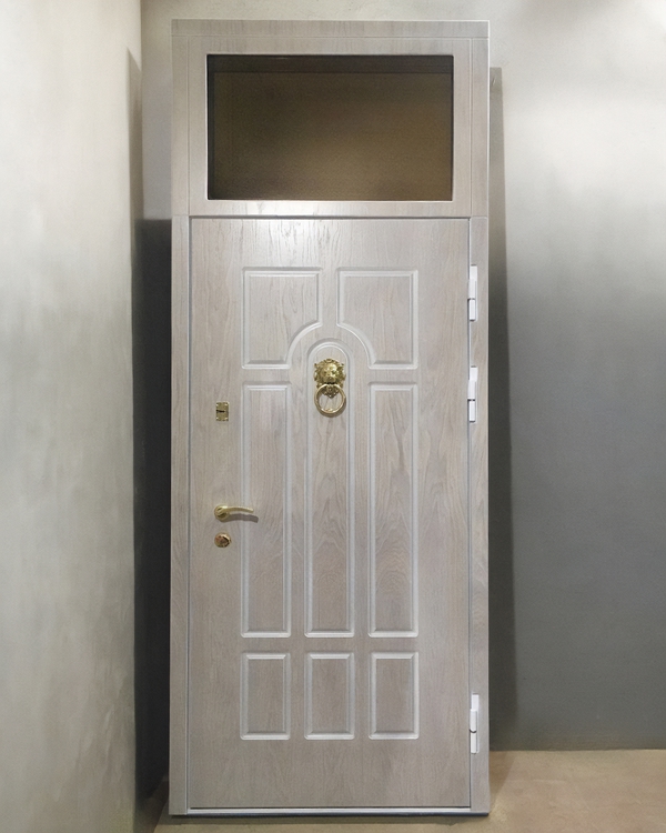 С остекленной фрамугой и кнокером С остекленной фрамугой и кнокером