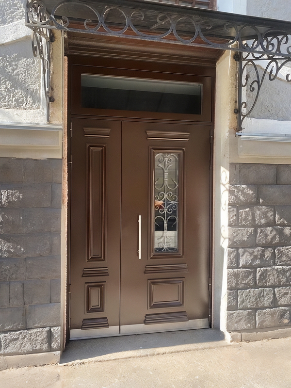 Парадная остекленная дверь с боковой и верхней вставкой Парадная остекленная дверь с боковой и верхней вставкой